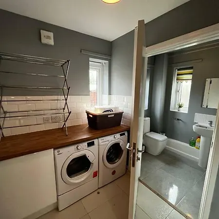 Deluxe 4 Bed House Near The Etihad By Snoozystays-3