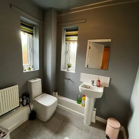 Deluxe 4 Bed House Near The Etihad By Snoozystays-2